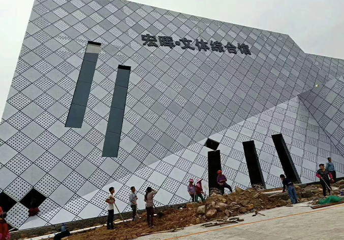 冲孔铝单板的工艺美学与设计价值